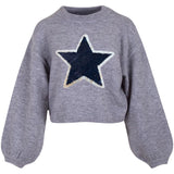 Ster Reversible Pailletten Opnaai Embleem Patch Blauw Zilver op een grijze sweater