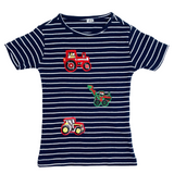 Auto Graafwagen Graaf Auto Strijk Embleem Patch samen met twee tractor strijk patches op een gestreept t-shirtje