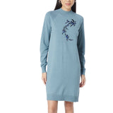 Pruimen Bloesem Tak Strijk Embleem Patch Blauw op een lichtblauwe jurk