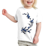 Pruimen Bloesem Tak Strijk Embleem Patch Blauw op een wit t-shirtje