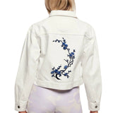 Pruimen Bloesem Tak Strijk Embleem Patch Blauw op de rugzijde van een ecru jasje