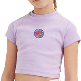 Ronde Good Vibes strijkpatch met positieve quote en geborduurde letters op een lila t-shirtje