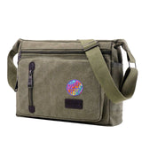 Ronde Good Vibes strijkpatch met positieve quote en geborduurde letters op een legergroene canvas tas