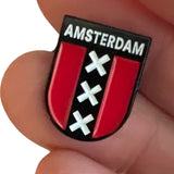 Close-Up van de Amsterdam Embleem Emaille Pin