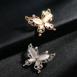 Broche Sierspeld Vlinder Champagne Strass samen met de zilverkleurige variant.