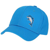 Geborduurde dolfijn strijkpatch met speels ontwerp op een blauwe cap