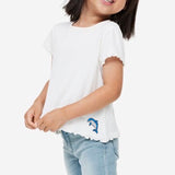 Geborduurde dolfijn strijkpatch met speels ontwerp op een wit t-shirtje