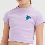 Cartoon dolfijn strijkpatch geborduurd voor kinderkleding en accessoires op een lila shirtje