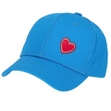 Geborduurde hart strijkpatch met liefdevol ontwerp op een blauwe cap