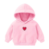 Geborduurde hart strijkpatch met liefdevol ontwerp op een lichtroze hoodie