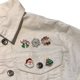 Kerst Pin Broche Steek Pin Set 5 Stuks op een wit spijkerjasje