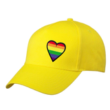 Regenboog Hart Strijk Embleem Patch op een gele cap