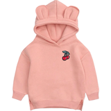 Kersen Fruit Strijk Embleem Patch op een roze kleine hoodie