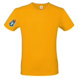 Raket Spaceshuttle Strijk Embleem Patch op een oranje t-shirt