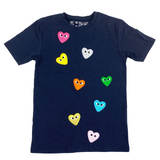 Hartje Met Oogjes Strijk Embleem Patch Baby Blauw samen met zeven andere kleur varianten op een donkerblauw t-shirtje