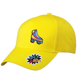 Back to The 80s Tekstwolk Strijk Embleem Patch samen met een rolschaats patch op een gele cap