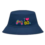 Game Controller Console Joystick Strijk Embleem Patch samen met een I love 80s strijk patch op een Bucket Hat