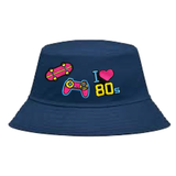 Skateboard  Strijk Embleem Patch samen met een console en een i love 80s patch op een Bucket Hat