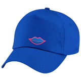 Mond Blauwe Lippen Strijk Embleem Patch op een blauwe cap