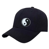 Yin Yang Rond Strijk Embleem Patch op een zwarte Cap