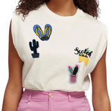 Cactus Grijze Pot Strijk Embleem Patch opeen wit shirtje samen met een andere cactus en teen slipper strijk patch