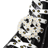 Madelief Margriet Sierspeld Broche op een sneaker als schoenveter accessoire 