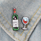 Wine Time Pin Set op een achtergrond van lichte spijkerstof