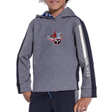 Sneaker Sport Schoen Voetbal Strijk Embleem Patch op een grijs blauwe sweater