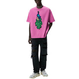 Pauw Vogel Paillette XXXL Strijk Embleem Patch op een fuchsia roze t-shirt