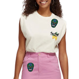 Twee maal de Sugar Skull Mexico Doodskop Strijk Patch Groen op zowel een wit shirt als op een roze broek