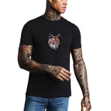 Wolf Wolven Kop Strijk Embleem Patch op een zwart t-shirt