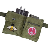 Vredesteken Peace Sign Strijk Embleem Patch Roze samen met een bij strijk patch op een klein groen heup tasje