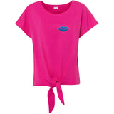 Mond Blauwe Lippen Strijk Embleem Patch op een fuchsia roze shirtje