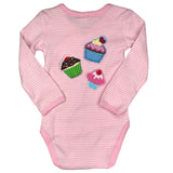 Cupcake Met Kers Strijk Embleem Patch samen met drie andere cupcake strijk patches op een baby romper