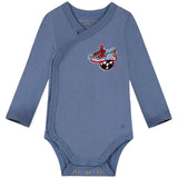 Sneaker Sport Schoen Voetbal Strijk Embleem Patch op een blauwe baby romper