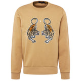 Tijger XL Strijk Embleem Patch Set L+R op een mosterd gele sweater