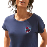 Love Tattoo Strijk Embleem Patch Bordeaux op een donkerblauw t-shirt