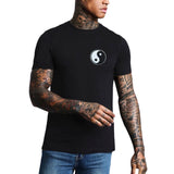 Yin Yang Rond Strijk Embleem Patch op een zwart t-shirt