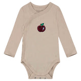 Appel Fruit Paillette Strijk Embleem Patch op een beige baby romper