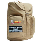 Some Need Therapy I Have My Motorcycle Strijk Embleem Patch op een zijvak van een beige rugzak