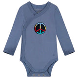 Peace Sign Vredesteken Embleem Strijk Patch Rond Small op een blauwe baby romper