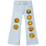 Emoji Smiley Ooh Nee Emotie Strijk Embleem Patch samen met andere emoji strijk patches op de broekspijpen van een spijkerbroek