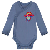 Paddenstoel Flower Power Strijk Embleem Patch op een blauwe baby romper