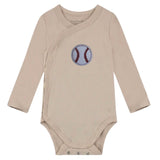 Baseball Honkbal Strijk Embleem Patch op een beige baby romper