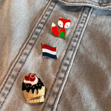 Vos Vosje Pluimstaart Emaille Pin samen met twee andere emaille pins