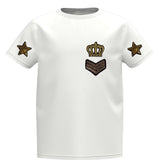 Twee maal de Ster Sterretje Paillette Strijk Embleem Patch Goud samen met twee andere strijk patches op een wit t-shirtje