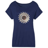 Margriet Bloem Paillette Strijk Embleem Patch op een donkerblauw t-shirt