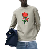 Rode Roos Op Steel XL Strijk Embleem Patch op een beige sweater