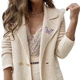 Broche Sierspeld Vlinder Blauw Lila op een beige colbert