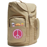 Vredesteken Peace Sign Strijk Embleem Patch Roze op een beige rugzak samen met drie fastfood pins